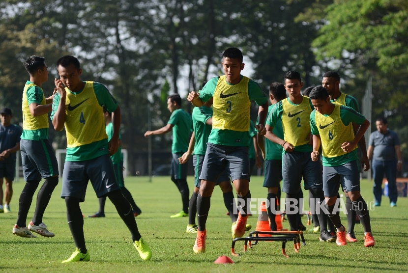 Pemain mengikuti seleksi tahap pertama Timnas Indonesia U-22 di Lapangan Sekolah Pelita Harapan, Karawaci, Tangerang, Banten, Rabu (22/2).