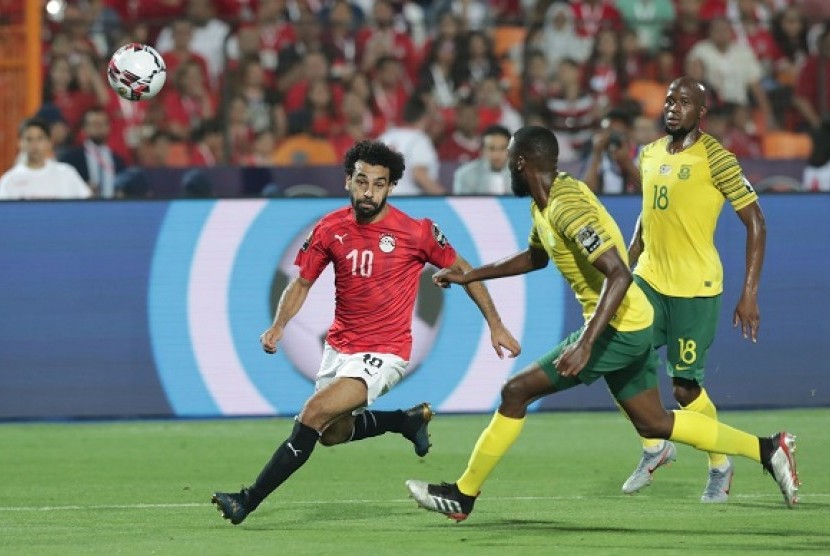 Pemain Mesir Mohamed Salah mencoba melewati pemain Afrika Selatan dalam pertandingan babak 16 besar Piala Afrika 2019, Ahad (7/7) dini hari.