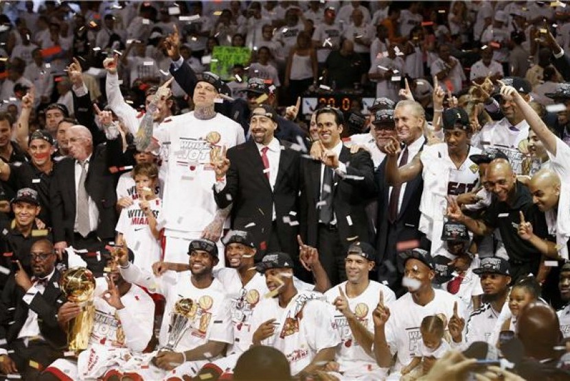 Pemain Miami Heat merayakan keberhasilan mereka mempertahankan gelar juara NBA usai mengalahkan San Antonio Spurs di partai final di Miami, Florida, Kamis (20/6). 