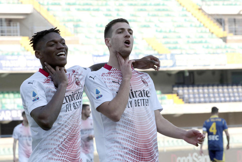 Pemain Milan Diogo Dalot (kanan) merayakan golnya bersama Rafael Leao dan membuat AC Milan menang 2-0 atas Verona di Stadion Marc Antonio Bentegodi, Ahad (7/3).