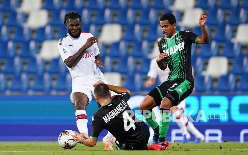 Pemain Milan Franck Kessie (kiri), dan pemain Sassuolo Rogerio (kanan) berebut bola pada pertandingan sepak bola Serie A Italia antara Sassuolo dan Milan di stadion Mapei di Reggio Emilia, Italia, Rabu (22/7). Setelah laga tersebut, manajemen Milan mengumumkan perpanjangan kontrak Pioli.