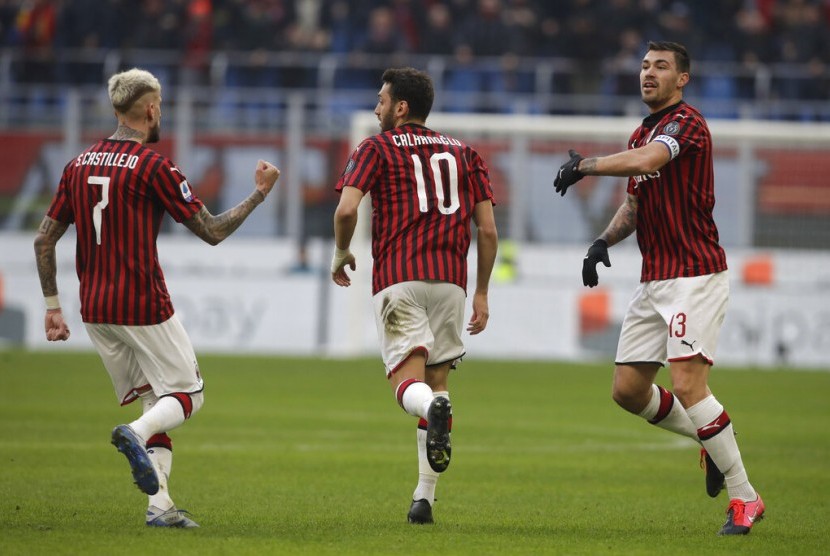 Pemain Milan merayakan Gol Hakan Calhanoglu pada menit ke-29. AC Milan ditahan imbang Hellas Verona 1-1 di San Siro, Ahad Malam.