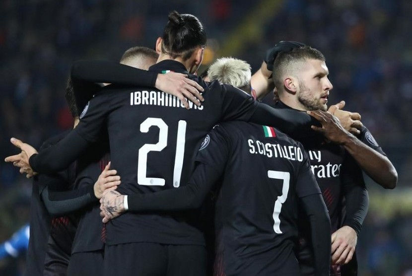 Pemain Milan merayakan gol saat mengalahkan Brescia 1-0.