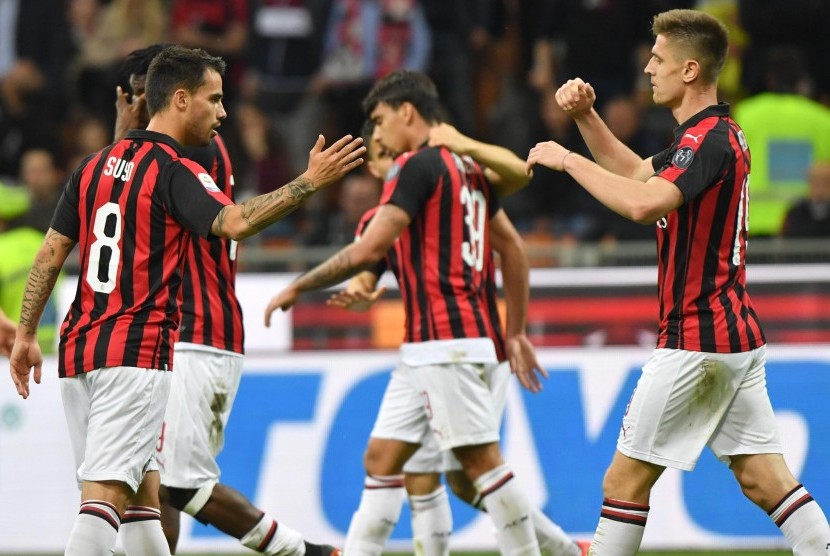 Pemain Milan merayakan kemenangan atas Bologna.