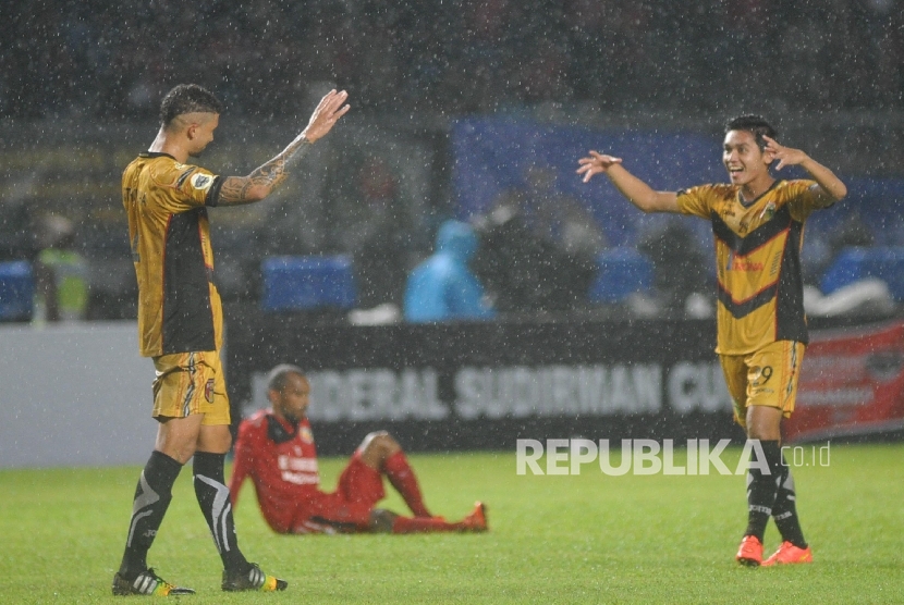 Pemain Mitra Kukar (kuning) berselebrasi setelah laga Final Piala Sudirman yang digelar di Jakarta, Ahad (24/1). malam.