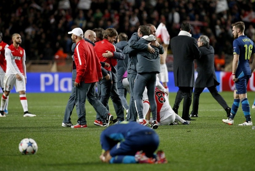 Pemain Monaco meluapkan kegembiraan setelah berhasil lolos ke babak perempatfinal Liga Champions. Meski kalah 0-2 dari Arsenal di leg kedua, Monaco tetap lolos karena menang produktivitas gol di kandang lawan. 