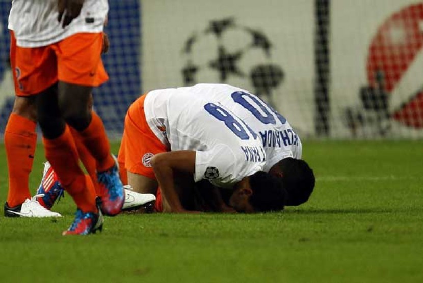 Pemain Montpellier, Karim Ait-Fana dan Younes Belhanda merayakan gol ke gawang Shalke di Liga Champions Eropa