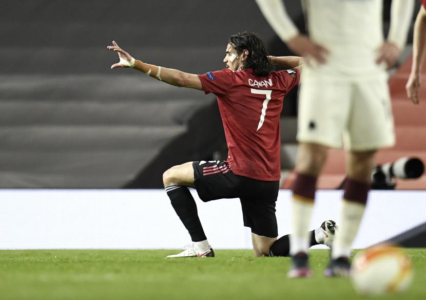 Pemain MU Edison Cavani merayakan gol ke gawang AS Roma pada pertandingan semifinal leg pertama Liga Europa di Old Trafford, Jumat (30/4) dini hari WIB