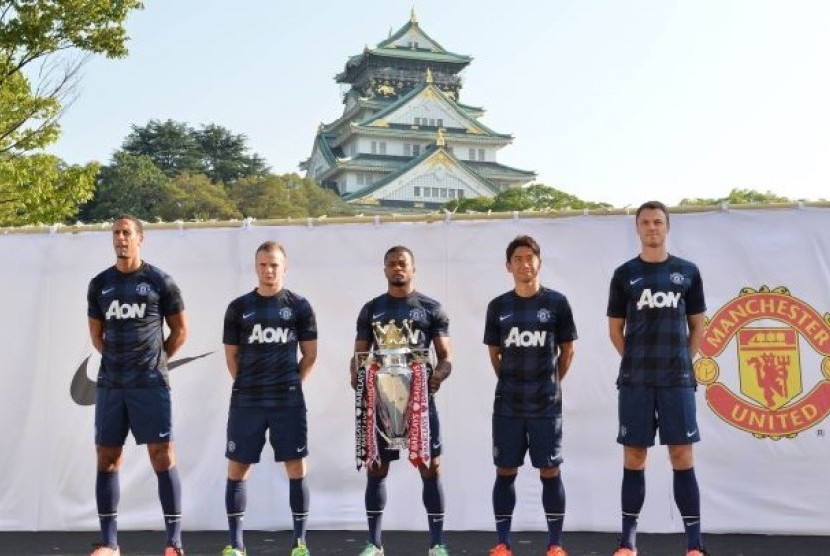 Pemain MU menggunakan seragam baru mereka di sebiah kastil di Osaka Jepang