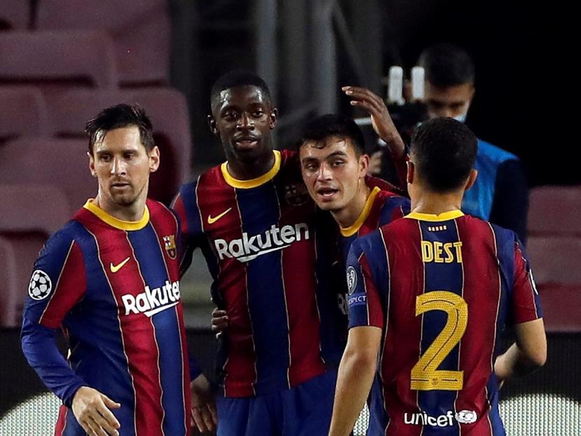 Pemain muda Barcelona Pedri (kedua kanan) merayakan golnya ke gawang Ferencvaros.