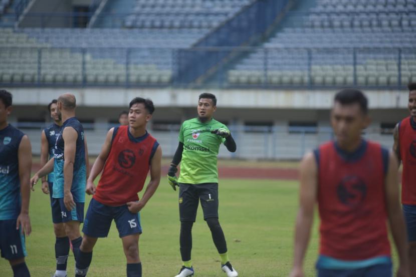 Pemain muda Persib Bandung, Dimas Juliono Pamungkas memilih nomor punggung 15 untuk mengarungi kompetisi Liga 1 2021/2022. 