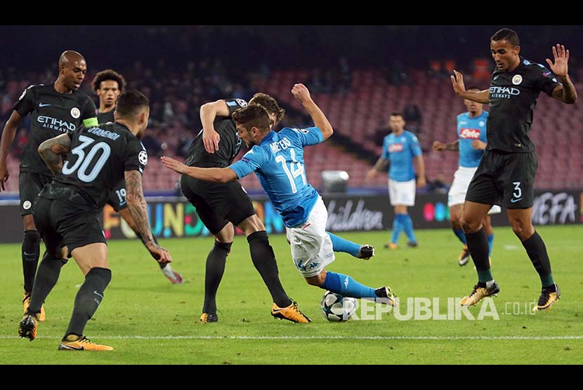 Pemain Napoli  Dries Mertens menembus adangan pemain-pemain Manchester City pada pertandingan Grup F Liga Champions Eropa di Stadion San Paolo, Naples, Itali, Kamis (2/11) dini hari.