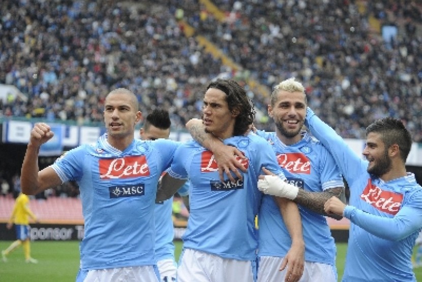Pemain Napoli, Edinson Cavani (dua dari kiri) saat merayakan gol bersama rekan-rekannya.
