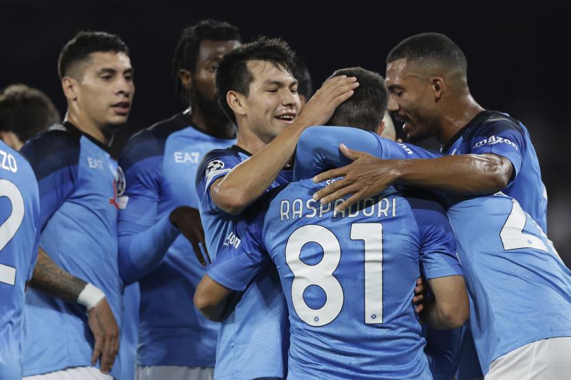 Pemain Napoli, Giacomo Raspadori, merayakan golnya bersama rekan satu tim. (Ilustrasi)