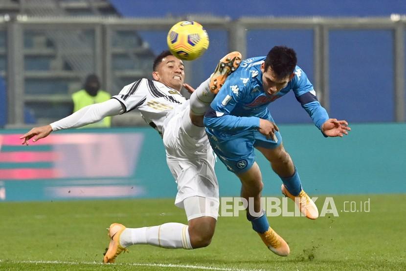  Pemain Napoli Hirving Lozano, kanan, menyundul bola melewati Danilo dari Juventus pada pertandingan final Piala Super Italia antara Juventus dan Napoli di stadion Mapei di Reggio Emilia, Italia, beberapa waktu lalu.