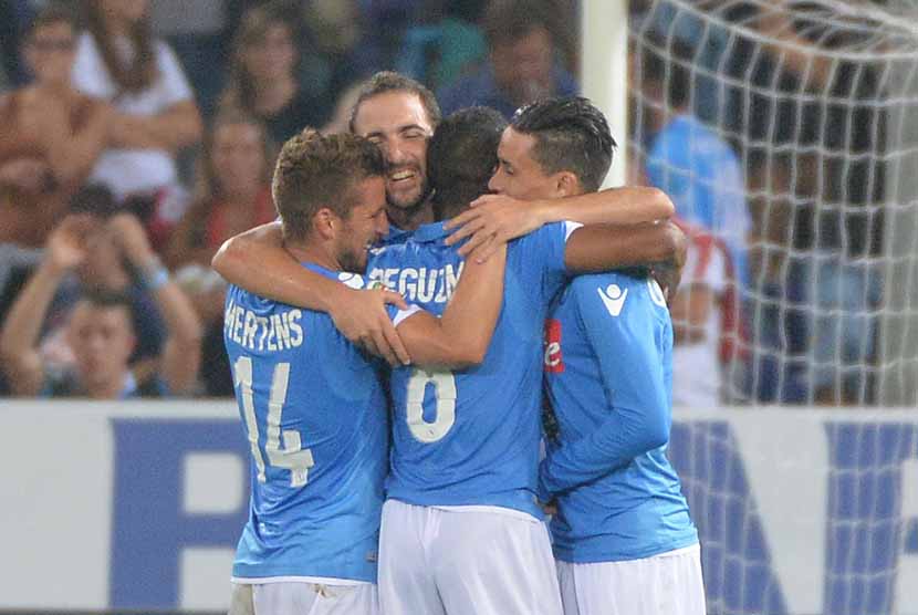 Pemain Napoli, Jonathan De Guzman (dua kanan), melakukan selebrasi usai menjebol gawang Genoa di Stadion Luigi Ferraris, Genoa, Ahad (31/8). 