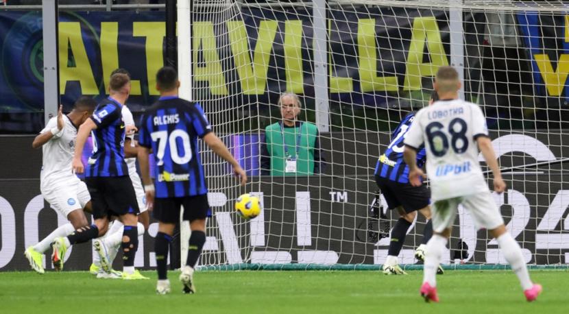 Pemain Napoli Juan Jesus (kiri) menjebol gawang Inter Milan dalam lanjutan Serie A Liga Italia.
