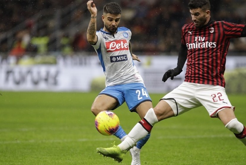 Pemain Napoli Lorenzo Insigne berebut bola dengan pemain Milan Mateo Musacchio dalam pertandingan di Stadion San Siro, Ahad (24/11) dini hari WIB.