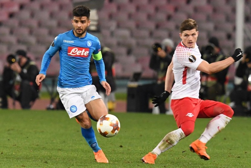 Pemain Napoli Lorenzo Insigne (kiri) berebut bola dengan pemain RB Leipzig, Marcel Sabitzer (kanan). 