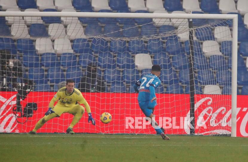 Striker Napoli Lorenzo Insigne melakukan tendangan penalti dan gagal mencetak gol selama pertandingan final Piala Super Italia antara Juventus dan Napoli di Stadion Mapei di Reggio Emilia, Italia, Kamis (21/1) dini hari WIB.  