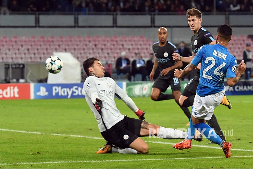 Pemain Napoli Lorenzo Insigne mencetak gol ke gawang Manchester City pada pertandingan Grup F Liga Champions Eropa di Stadion San Paolo, Naples, Itali, Kamis (2/11) dini hari.