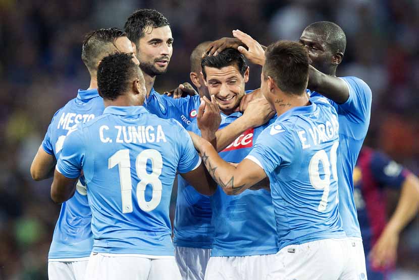 Pemain Napoli melakukan selebrasi. 