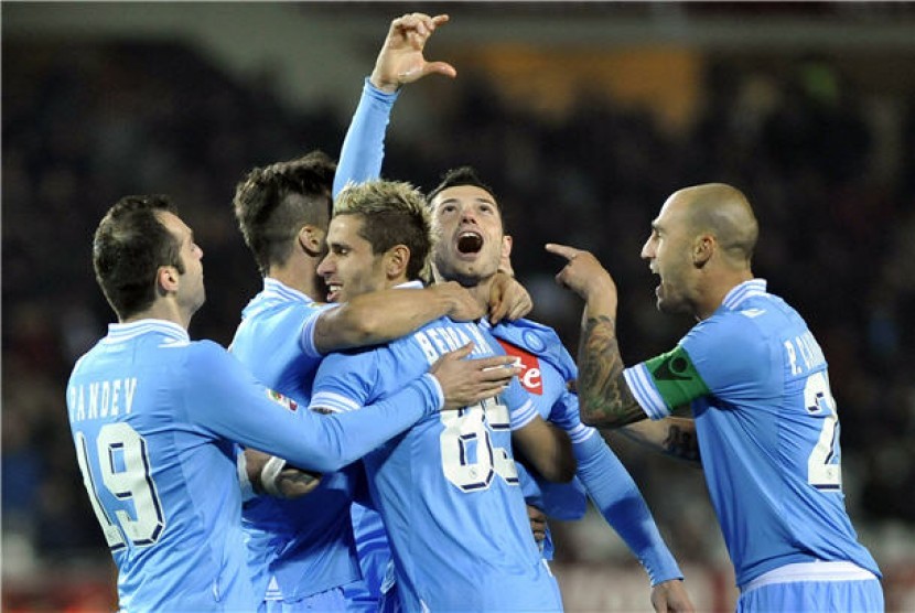 Pemain Napoli melakukan selebrasi gol dalam laga Serie A Italia. 