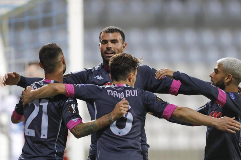 Pemain Napoli merayakan gol ke gawang NHK Rijeka.