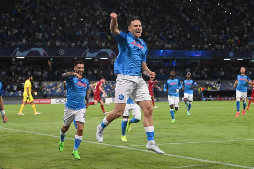 Pemain Napoli Piotr Zielinski merayakan gol ke gawang Liverpool