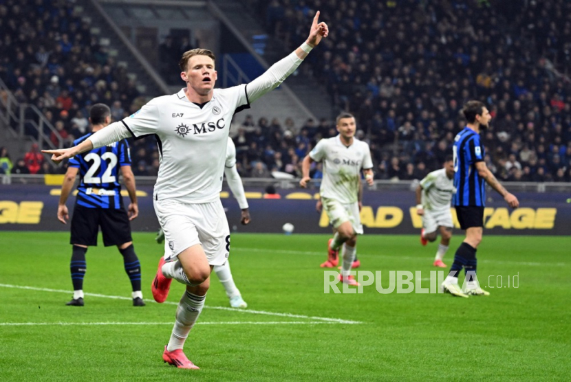 Pemain Napoli Scott McTominay merayakan golnya ke gawang Inter Milan dalam pertandingan sepak bola Serie A Liga Italia di Stadion Giuseppe Meazza, Milan, Senin, 10 November 2024 dini hari WIB.