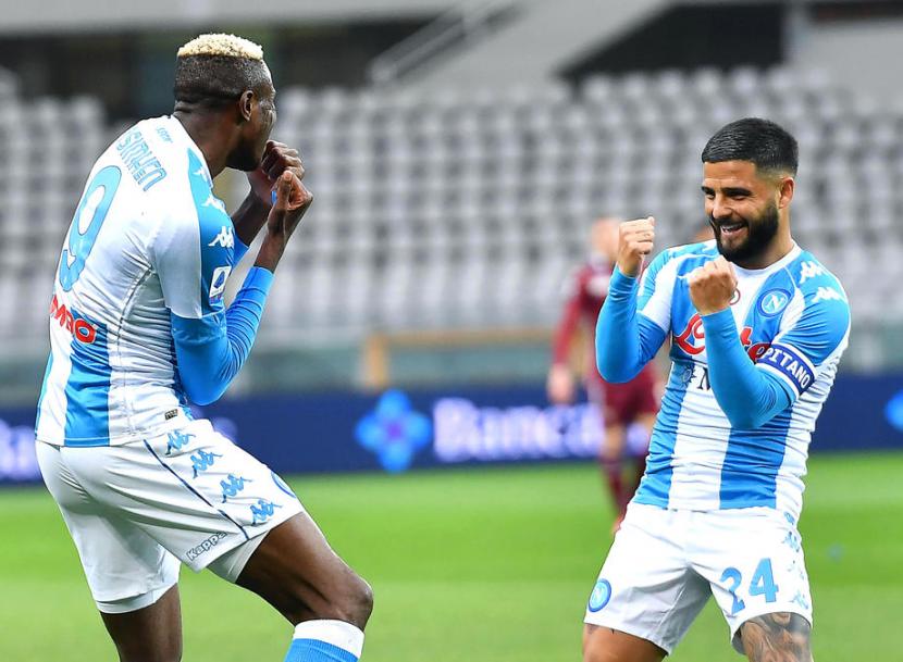 Pemain Napoli Victor Osimhen (kiri) merayakan golnya dengan Lorenzo Insigne setelah menjebol gawang Torino di Stadion Olimpico, Turin, Selasa (27/4) dini hari WIB.
