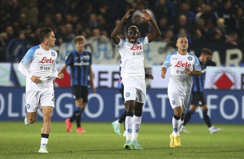  Pemain Napoli Victor Osimhen, tengah, merayakan golnya selama pertandingan sepak bola Serie A antara Atalanta dan Napoli di Stadion Gewiss di Bergamo, Italia, Ahad (6/11/2022) dini hari WIB. 