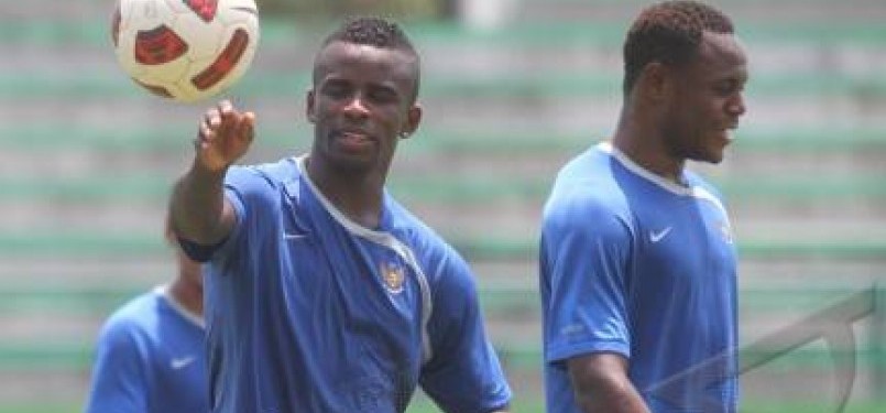 Pemain naturalisasi, Greg Nwokolo (kiri) dan Victor Igbonefo, mengikuti training camp (TC) timnas di Stadion Manahan, Solo, Selasa (1/11).