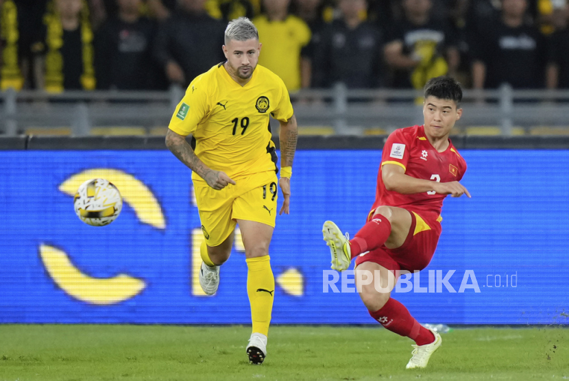 Pemain naturalisasi Malaysia Rodrigo Holgado (kiri) berebut bola dengan pemain Vietnam Do Duy Manh selama pertandingan Grup F kualifikasi Piala Asia di Stadion Nasional Bukit Jalil, Kuala Lumpur, Malaysia, Selasa, 10 Juni 2025.