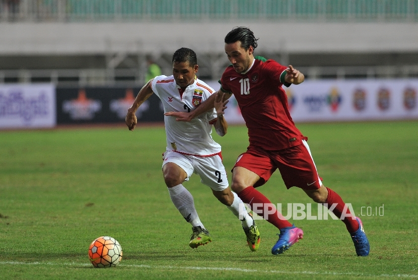 Pemain naturalisasi timnas Indonesia U-22 Ezra Walian melakukan pertandingan perdananya saat laga persahabatan melawan Myanmar di Stadion Pakansari, Cibinong, Bogor, Selasa (21/3). 