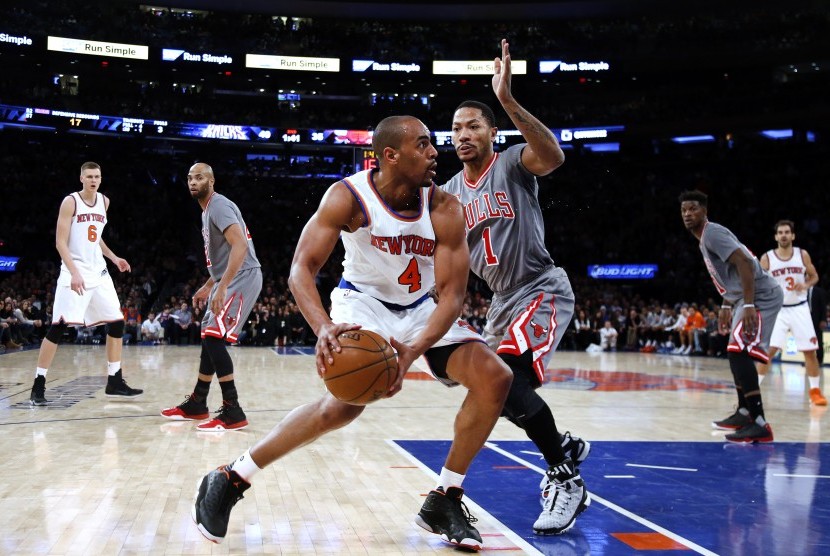 Pemain New York Knicks, Arron Afflalo (kiri), mencoba melewati hadangan pemain Chicago Bulls, Derrick Rose, dalam laga NBA di New York, Amerika Serikat, Sabtu (19/12). 