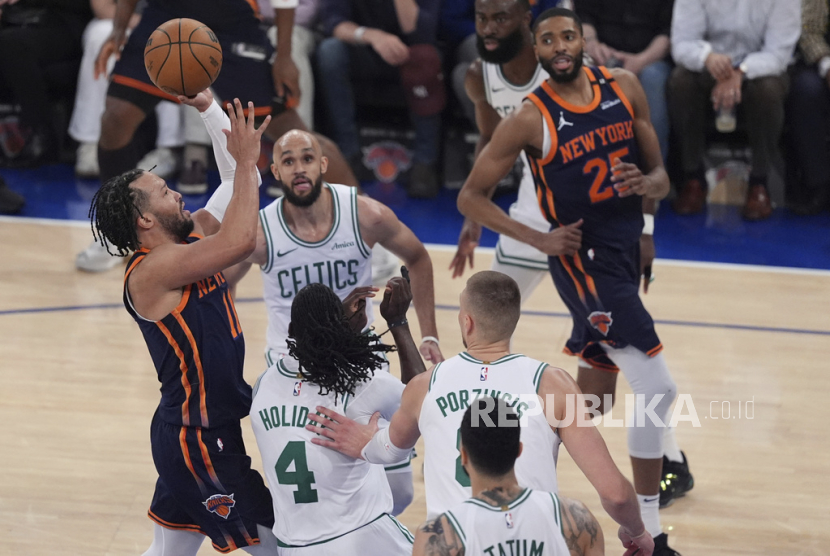 Pemain New York Knicks Jalen Brunson (kiri) melepaskan tembakan melewati pemain Boston Celtics Jrue Holiday (4) dan Derrick White (9) pada Game 4 Semifinal Wilayah Timur NBA, Selasa, 13 Mei 2025, pagi WIB, 
