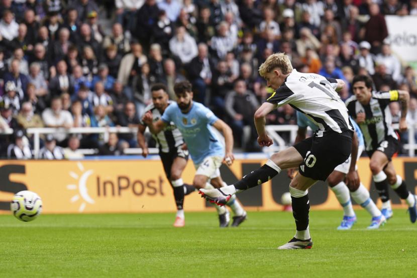 Pemain Newcastle United Anthony Gordon menjebol gawang Manchester City lewat tendangan penalti dalam pertandingan Liga Primer Inggris di St James