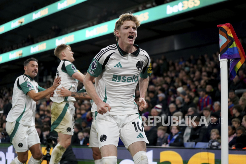 Pemain Newcastle United Anthony Gordon merayakan gol bunuh diri pemain Crystal Palace Marc Guehi dalam pertandingan sepak bola Liga Primer Inggris di Selhurst Park, London, Sabtu, 30 November 2024. 