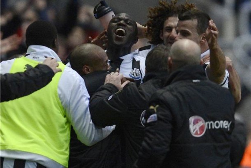 Pemain Newcastle United asal Prancis, Moussa Sissoko (tengah), merayakan golnya saat menghadapi Chelsea di Liga Primer Inggris di Newcastle pada awal Februari. 