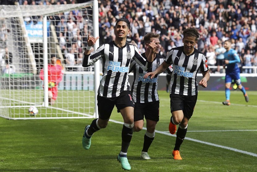 Pemain Newcastle United Ayoze Perez merayakan golnya ke gawang Arsenal.
