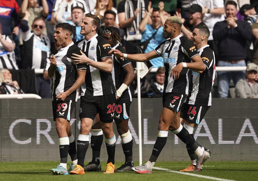 Pemain Newcastle United Bruno Guimaraes (kiri) merayakan mencetak gol pertama timnya selama pertandingan sepak bola Liga Primer Inggris antara Newcastle United dan Leicester City di St. James Park, Ahad (17/4/2022). Newcastle menang 2-1 di laga itu.