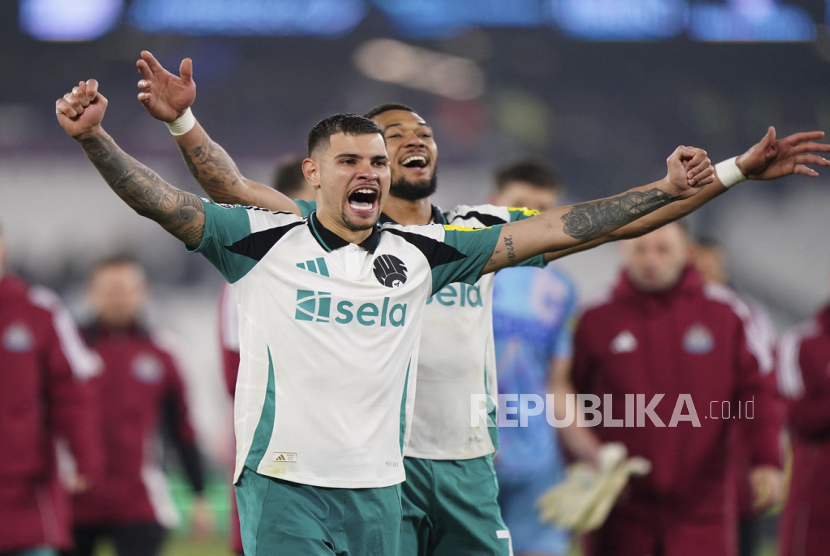 Pemain Newcastle United Bruno Guimaraes merayakan keberhasilan timnya mengalahkan West Ham United dalam lanjutan Liga Primer Inggris di Stadion London, Selasa (11/3/2025) dini hari WIB,