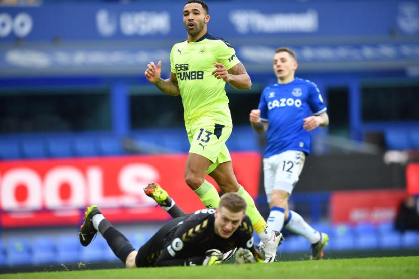 Pemain Newcastle United Callum Wilson mencetak gol ke gawang Everton.