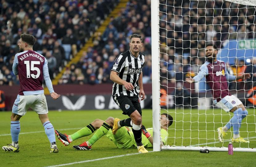 Pemain Newcastle United Fabian Schar (tengah) mencetak gol ke gawang Aston Villa dalam lanjutan Liga Primer Inggris di Villa Park, Birmingham, Rabu (31/1/2024) pagi WIB. Newcastle mengalahkan Aston Villa 3-1.