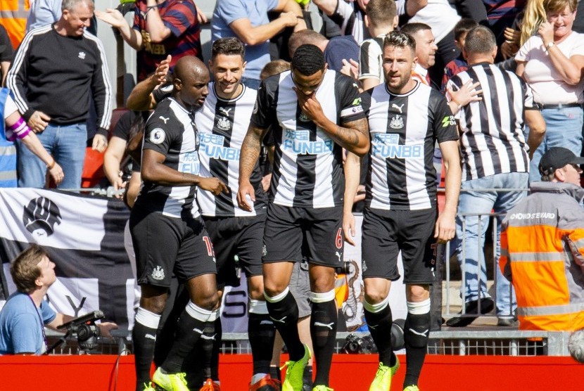 Para pemain Newcastle United merayakan kemenangan.