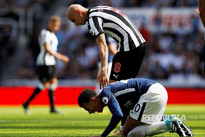 Pemain Newcastle United Jonjo Shelvey tertangkap kamera menginjak gelandang serang Tottenham Dele Alli pada pertandingan Liga Primer Inggris di St James Park, Ahad (13/8).