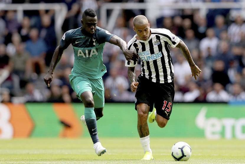 Pemain Newcastle United, Kennedy (kanan) dan pemain Spurs Davinson Sanchez berlari mengejar bola di pertandingan Liga Primer Inggris, yang berlangsung di St James' Park, Newcastle, Sabtu (11/8)