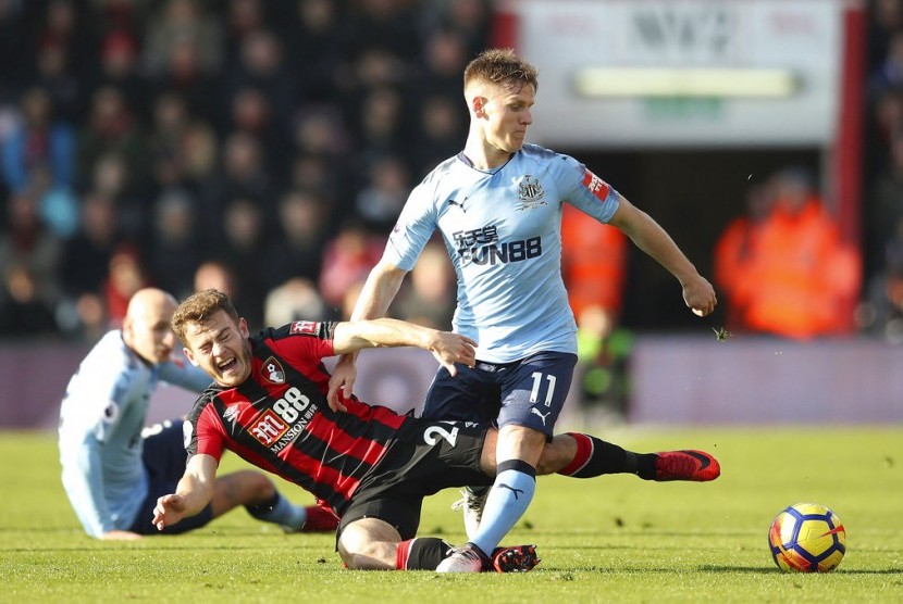 Pemain Newcastle United Matt Ritchie (kanan) berebut bola dengan pemain Bournemouth Ryan Fraser.