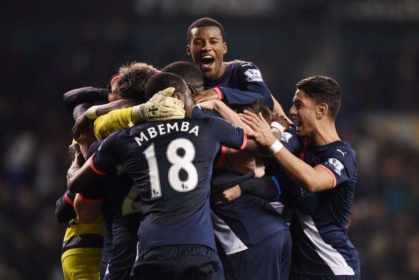 Pemain Newcastle United melakukan selebrasi setelah mengalahkan Tottenham Hotspur 2-1 di Stadion White Hart Lane, Senin (14/12) dini hari WIB